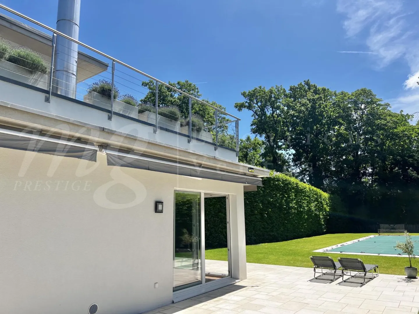 In esclusiva! MAGNIFICA CASA MODERNA DI 300 M2 CON GRANDE GIARDINO E PISCINA - Foto 1 di 8