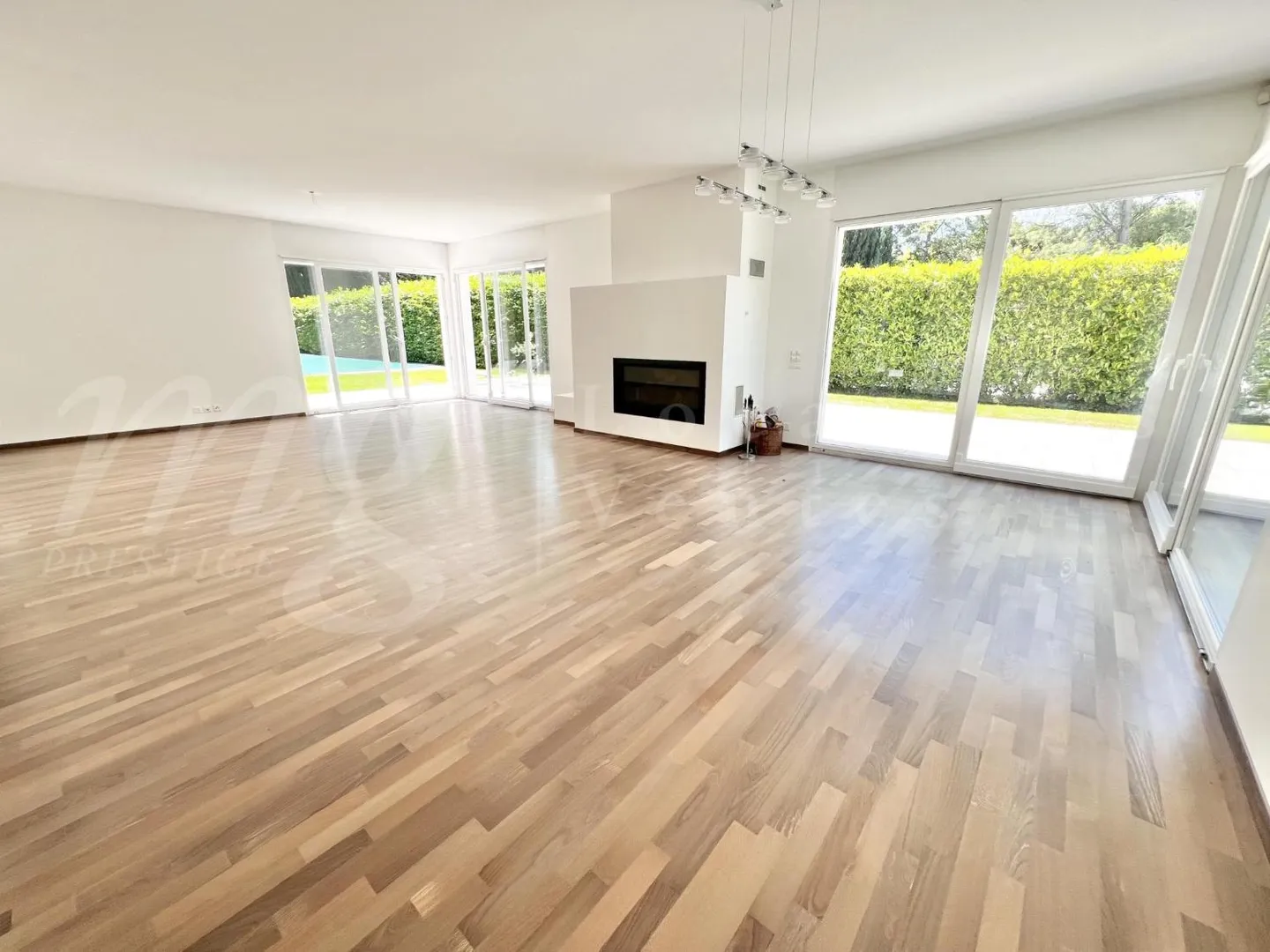 In esclusiva! MAGNIFICA CASA MODERNA DI 300 M2 CON GRANDE GIARDINO E PISCINA - Foto 3 di 8