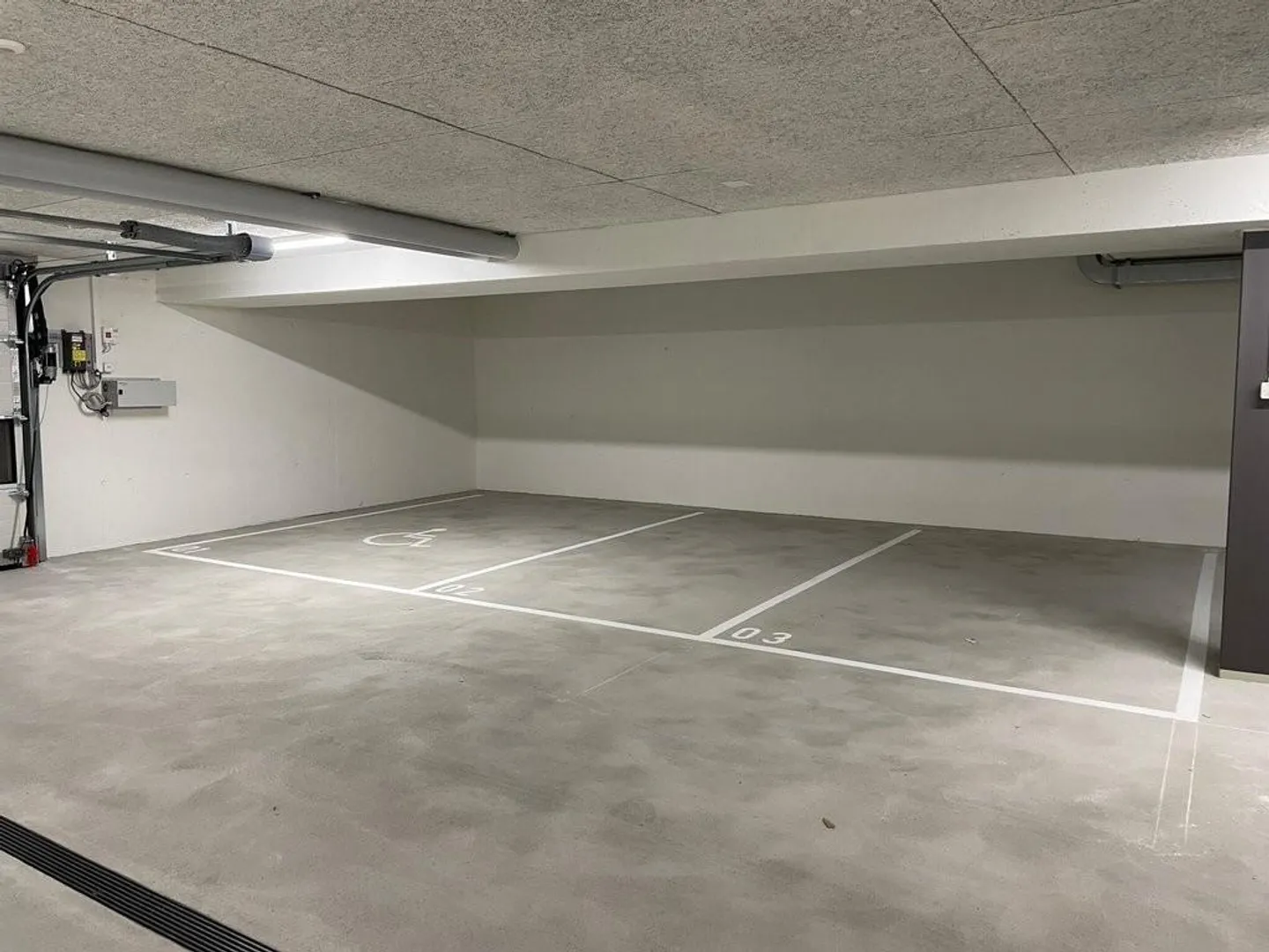 Car parking space for rent in District 6! - Photo 2 of 4
