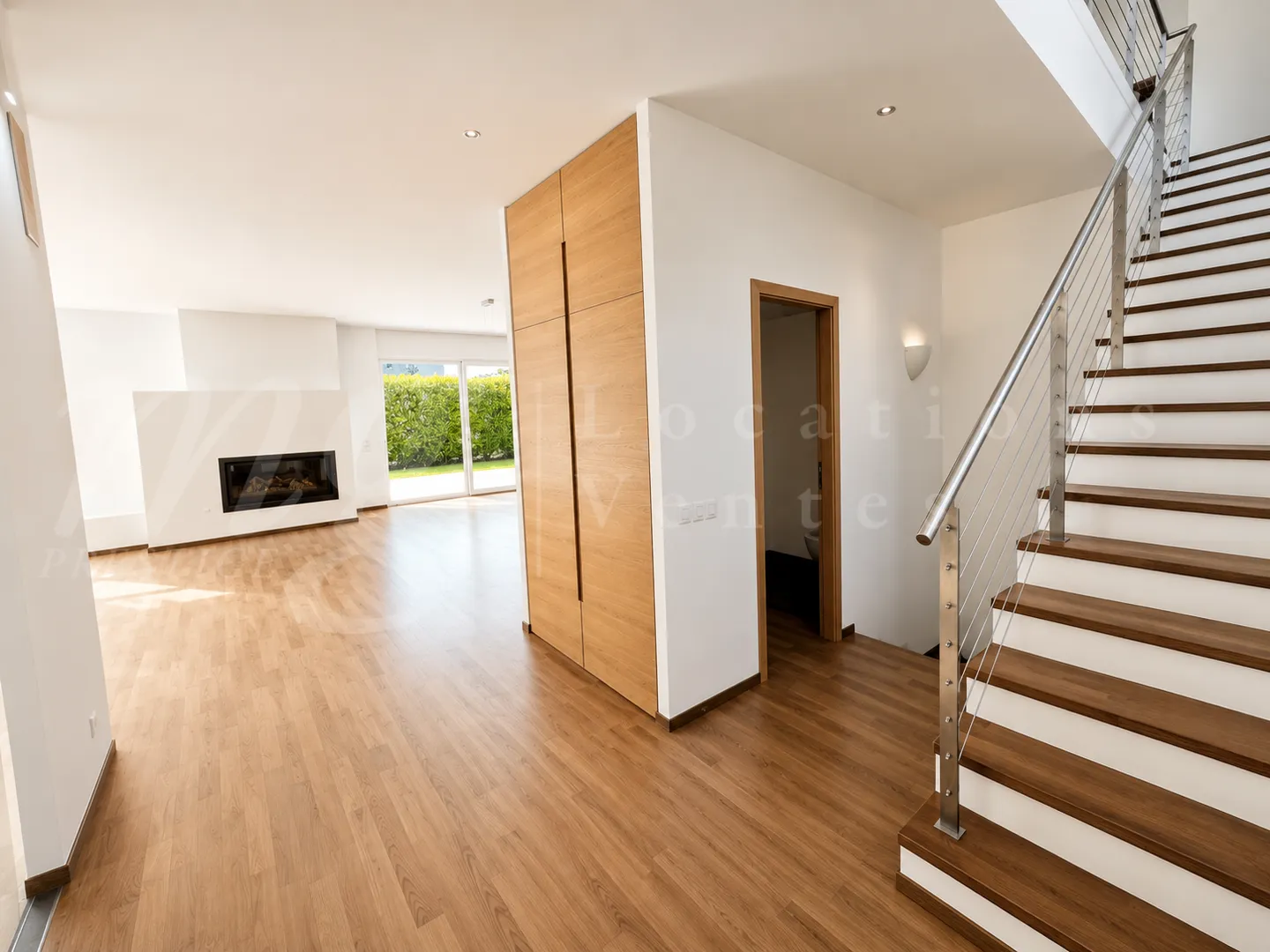In esclusiva! MAGNIFICA CASA MODERNA DI 300 M2 CON GRANDE GIARDINO E PISCINA - Foto 4 di 8