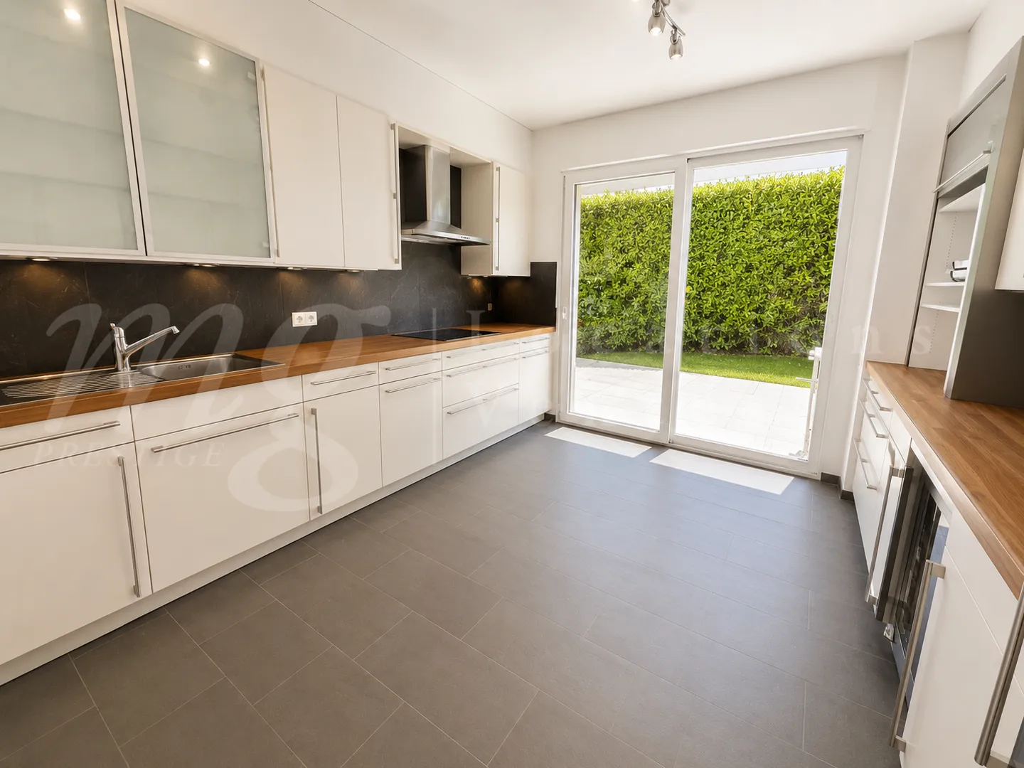 In esclusiva! MAGNIFICA CASA MODERNA DI 300 M2 CON GRANDE GIARDINO E PISCINA - Foto 5 di 8
