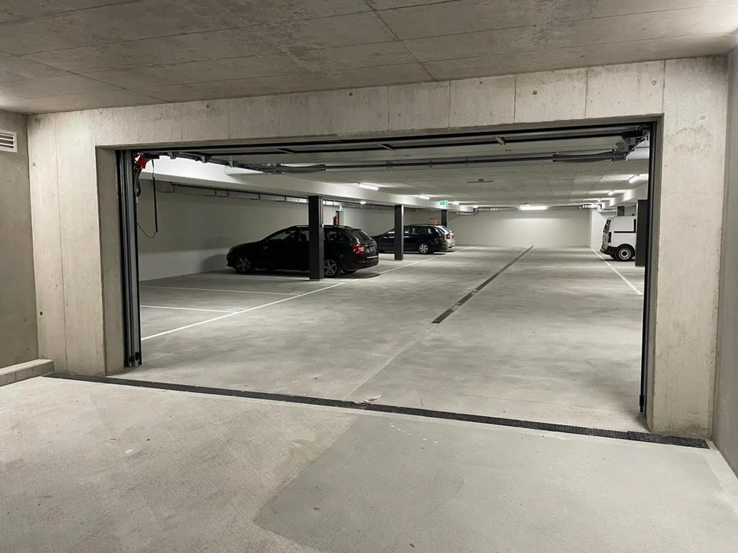 Car parking space for rent in District 6! - Photo 1 of 4