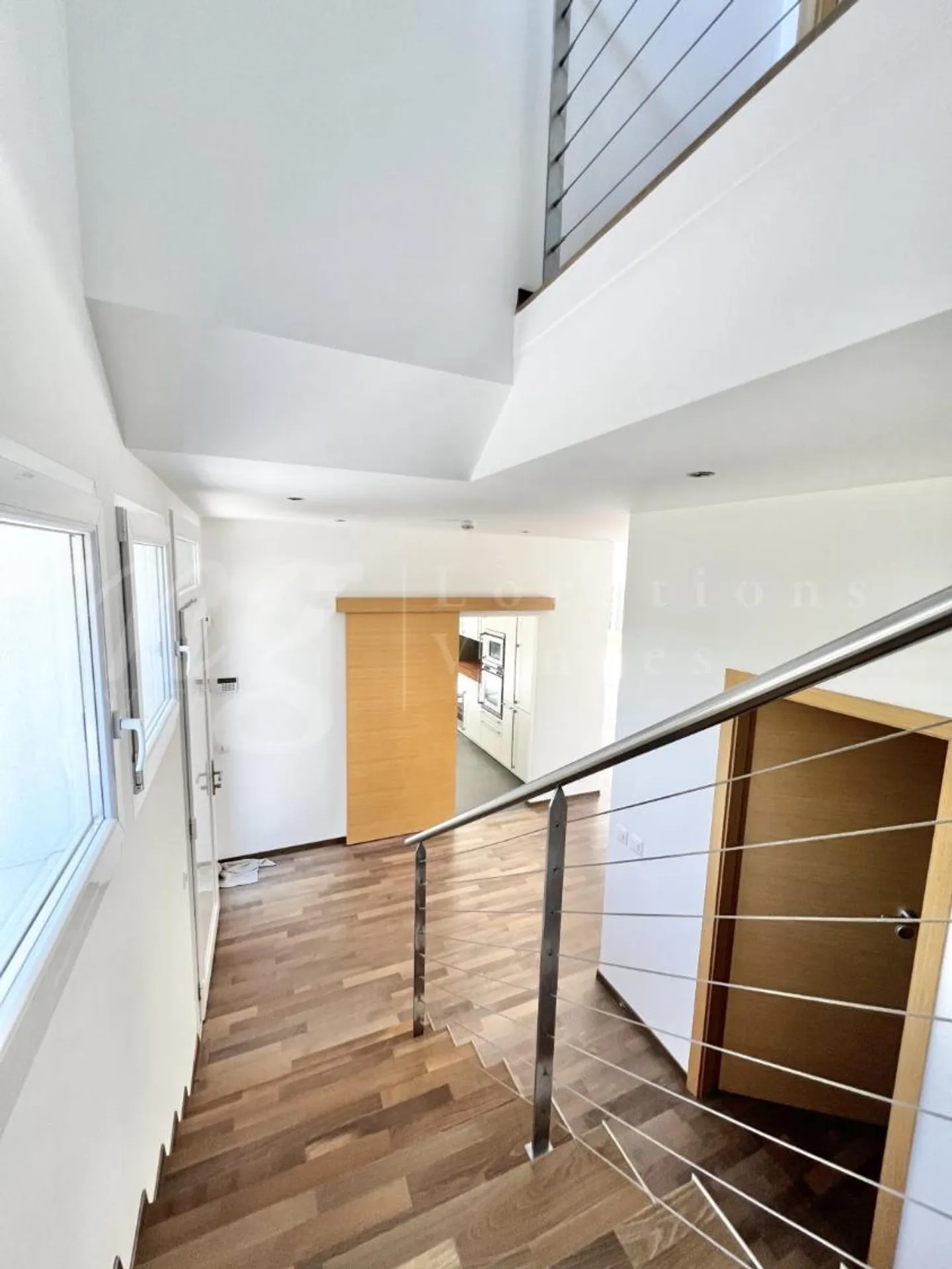 In esclusiva! MAGNIFICA CASA MODERNA DI 300 M2 CON GRANDE GIARDINO E PISCINA - Foto 6 di 8