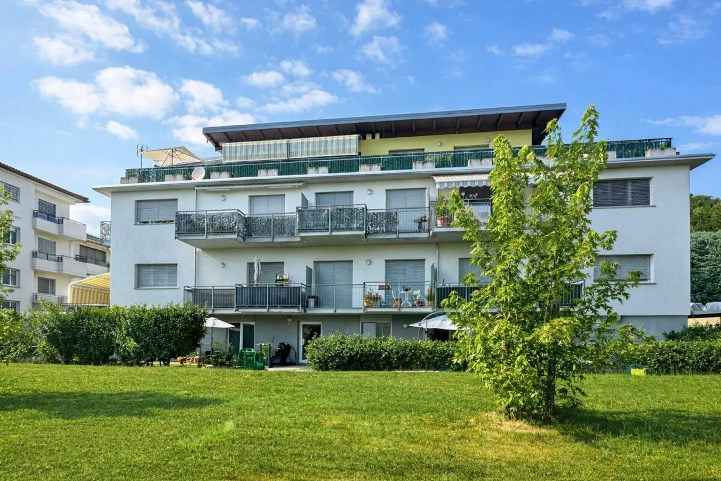 Appartamento moderno con balcone - Foto 2 di 8