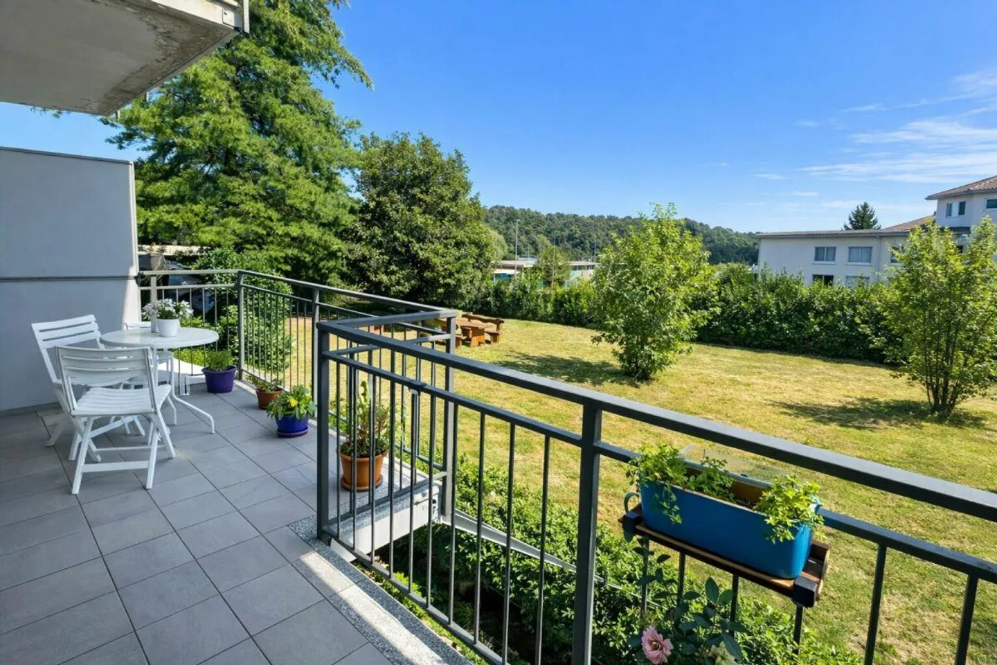 Appartamento moderno con balcone - Foto 3 di 8