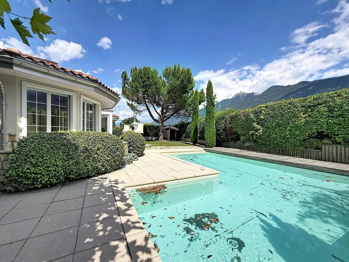 Villa spaziosa di 5,5 stanze con piscina e giardino - Foto 2 di 13