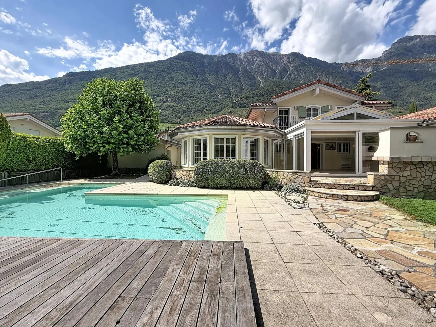 Villa spaziosa di 5,5 stanze con piscina e giardino - Foto 3 di 13