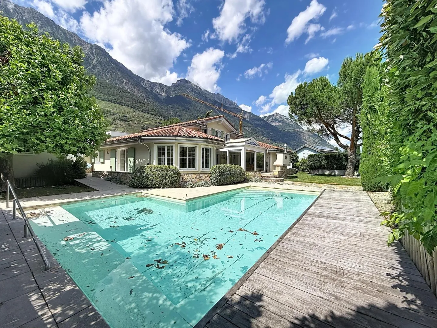 Villa spaziosa di 5,5 stanze con piscina e giardino - Foto 4 di 13