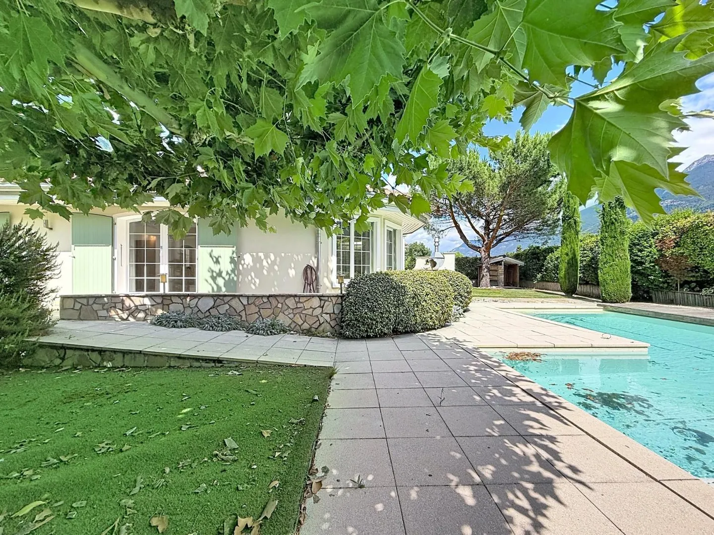 Villa spaziosa di 5,5 stanze con piscina e giardino - Foto 5 di 13