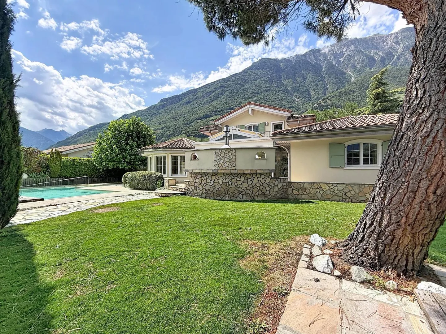 Villa spaziosa di 5,5 stanze con piscina e giardino - Foto 7 di 13