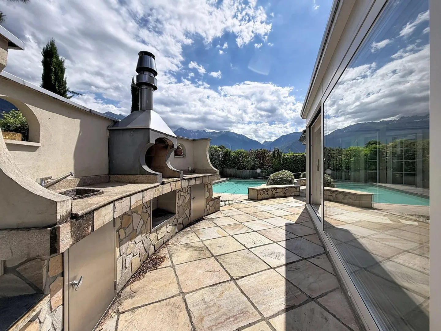 Villa spaziosa di 5,5 stanze con piscina e giardino - Foto 6 di 13