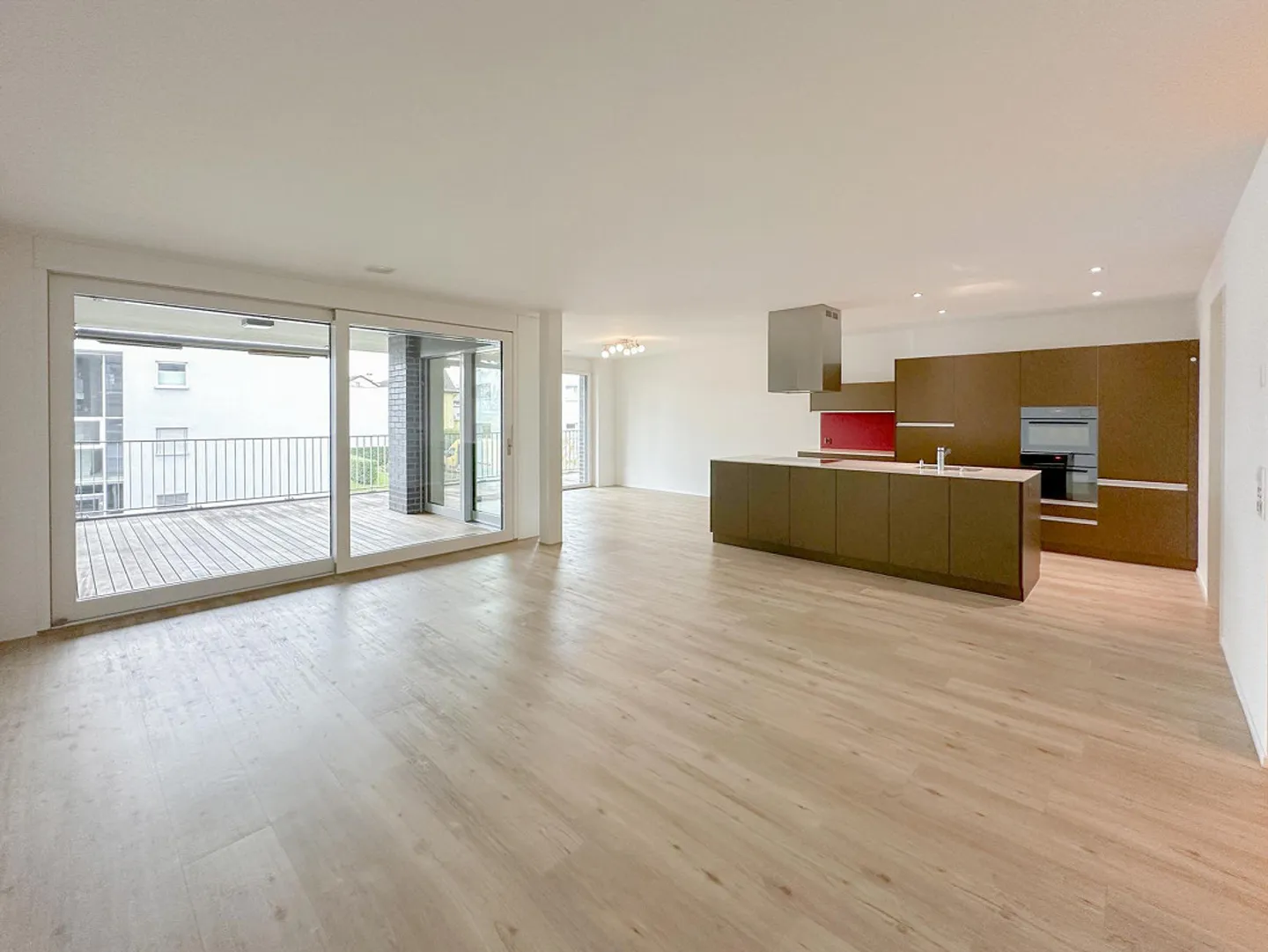 Condominium moderne avec grand balcon - Photo 2 sur 16