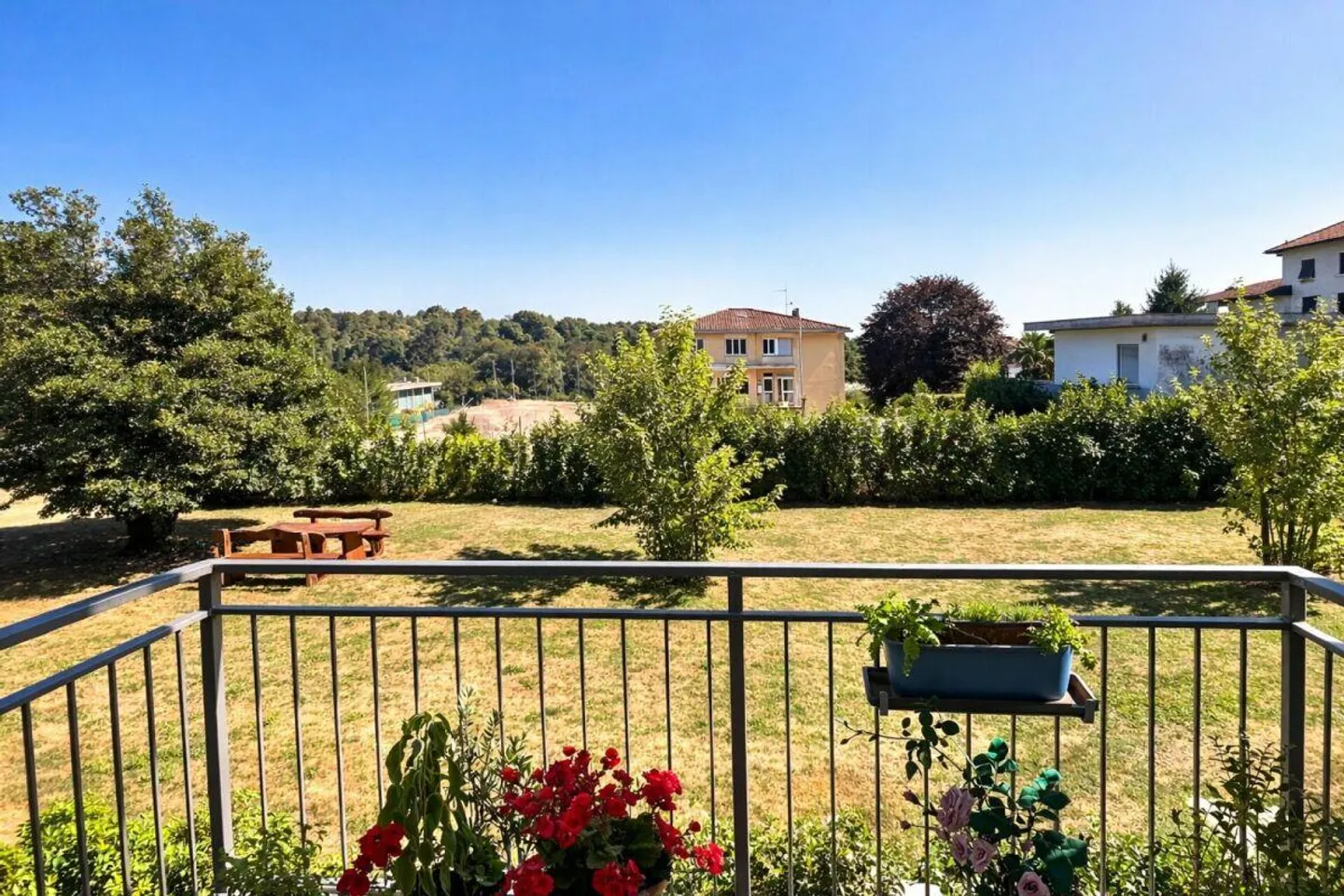 Appartamento moderno con balcone - Foto 4 di 8