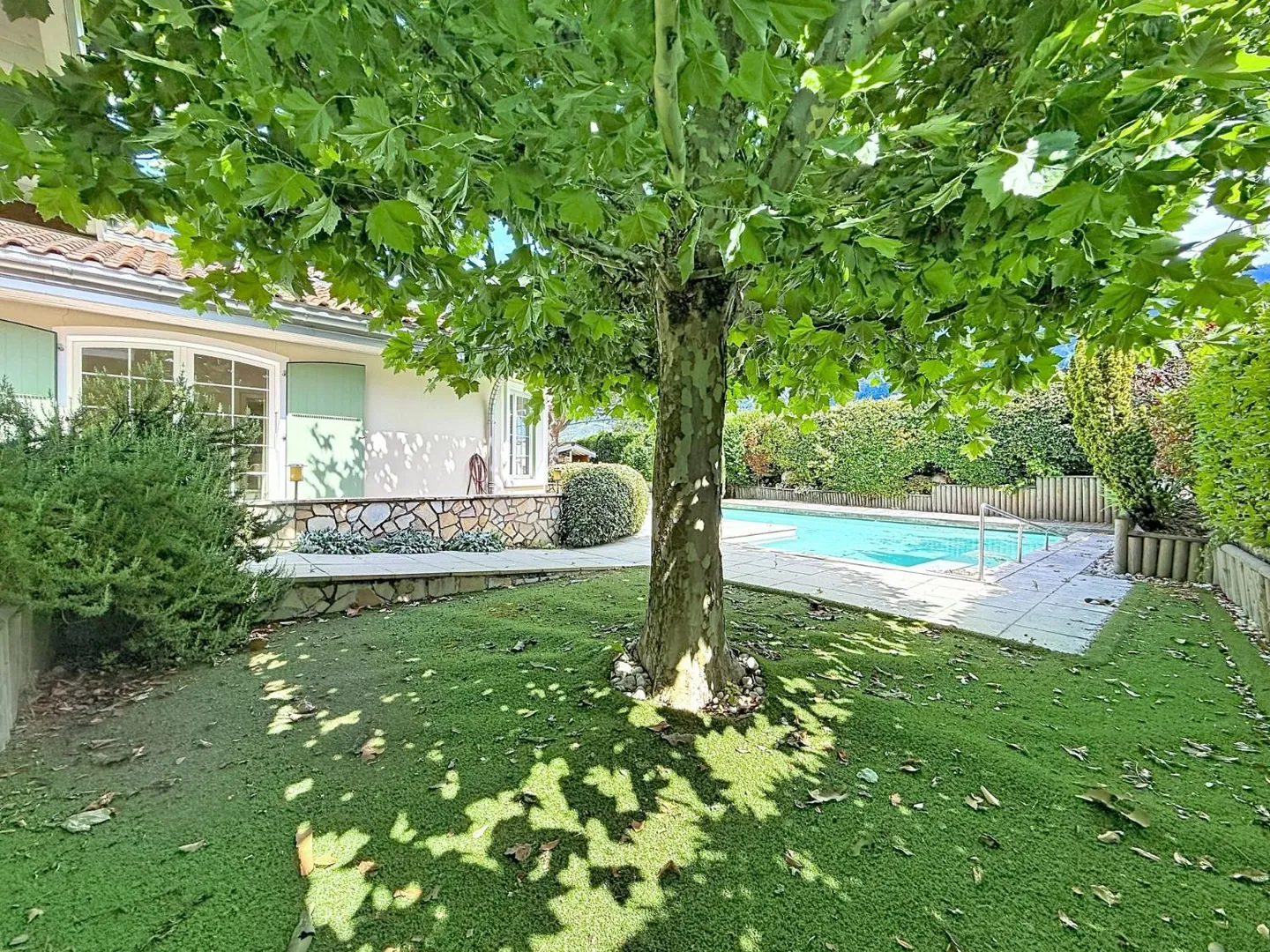 Villa spaziosa di 5,5 stanze con piscina e giardino - Foto 1 di 13