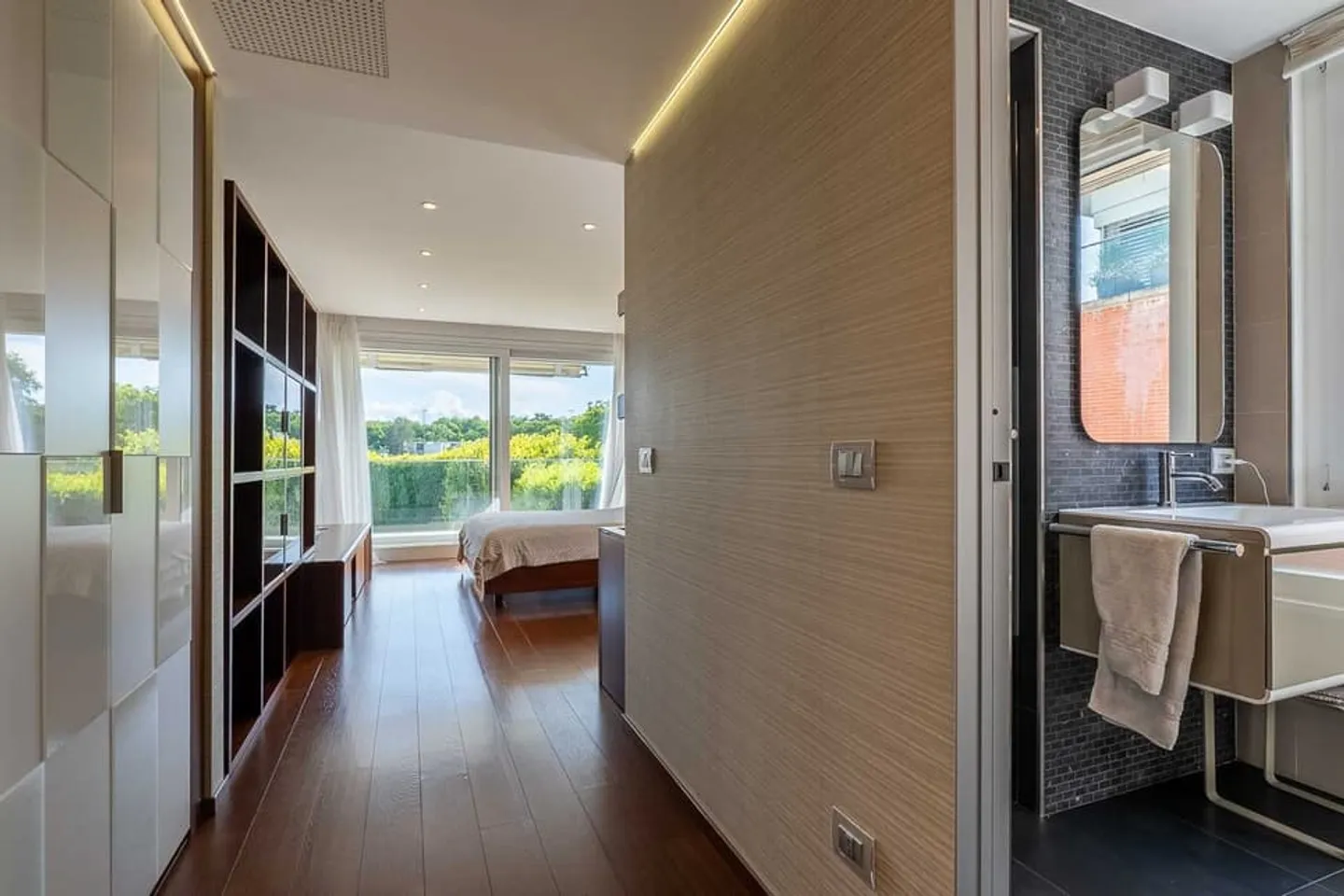 Luxurious apartment occupying the entire building - Photo 10 of 13