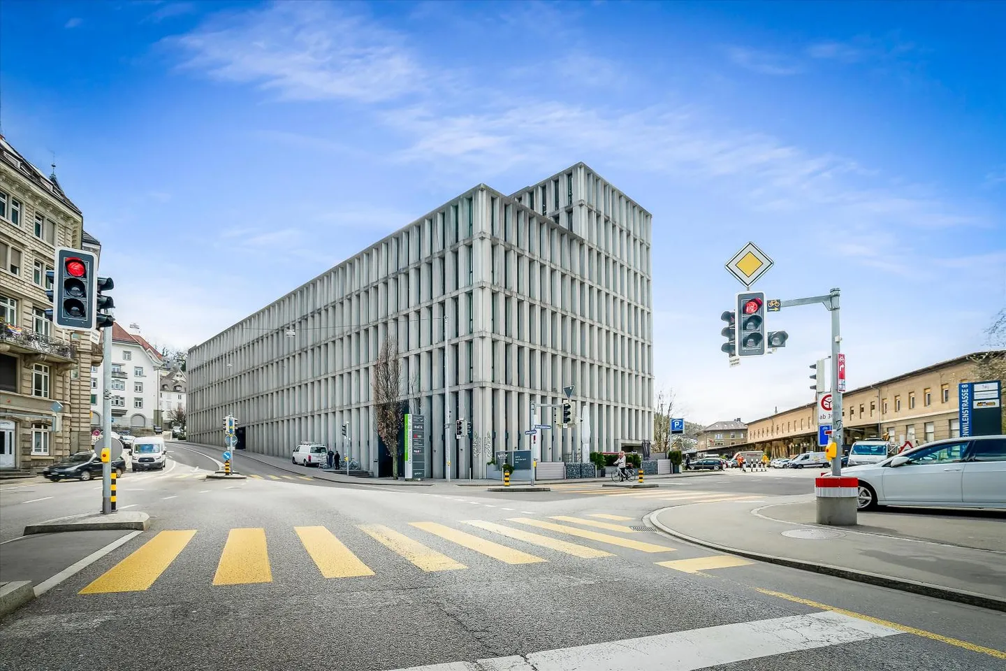 Place de parking près de la gare disponible immédiatement - Photo 1 sur 1