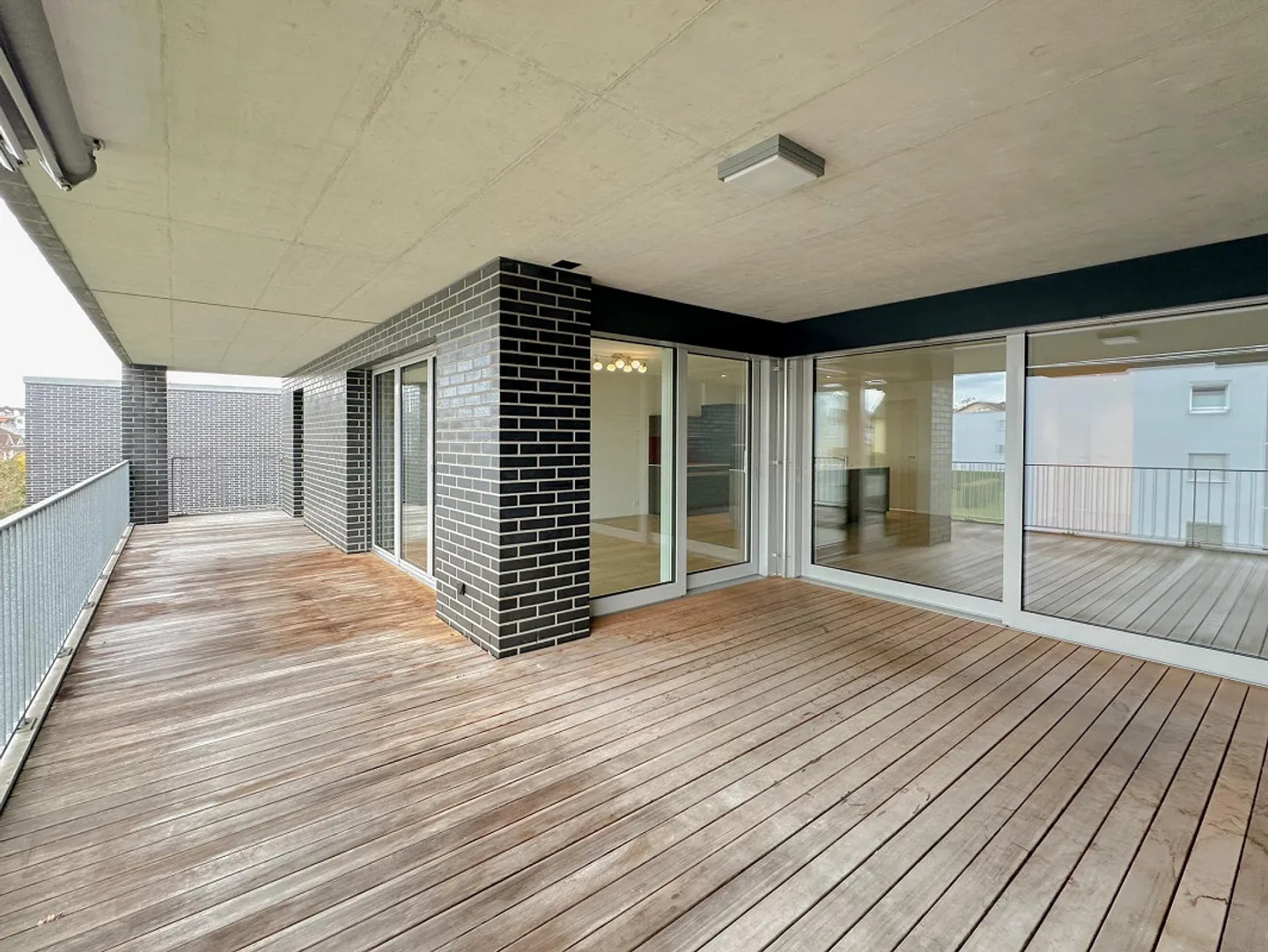 Condominium moderne avec grand balcon - Photo 3 sur 16