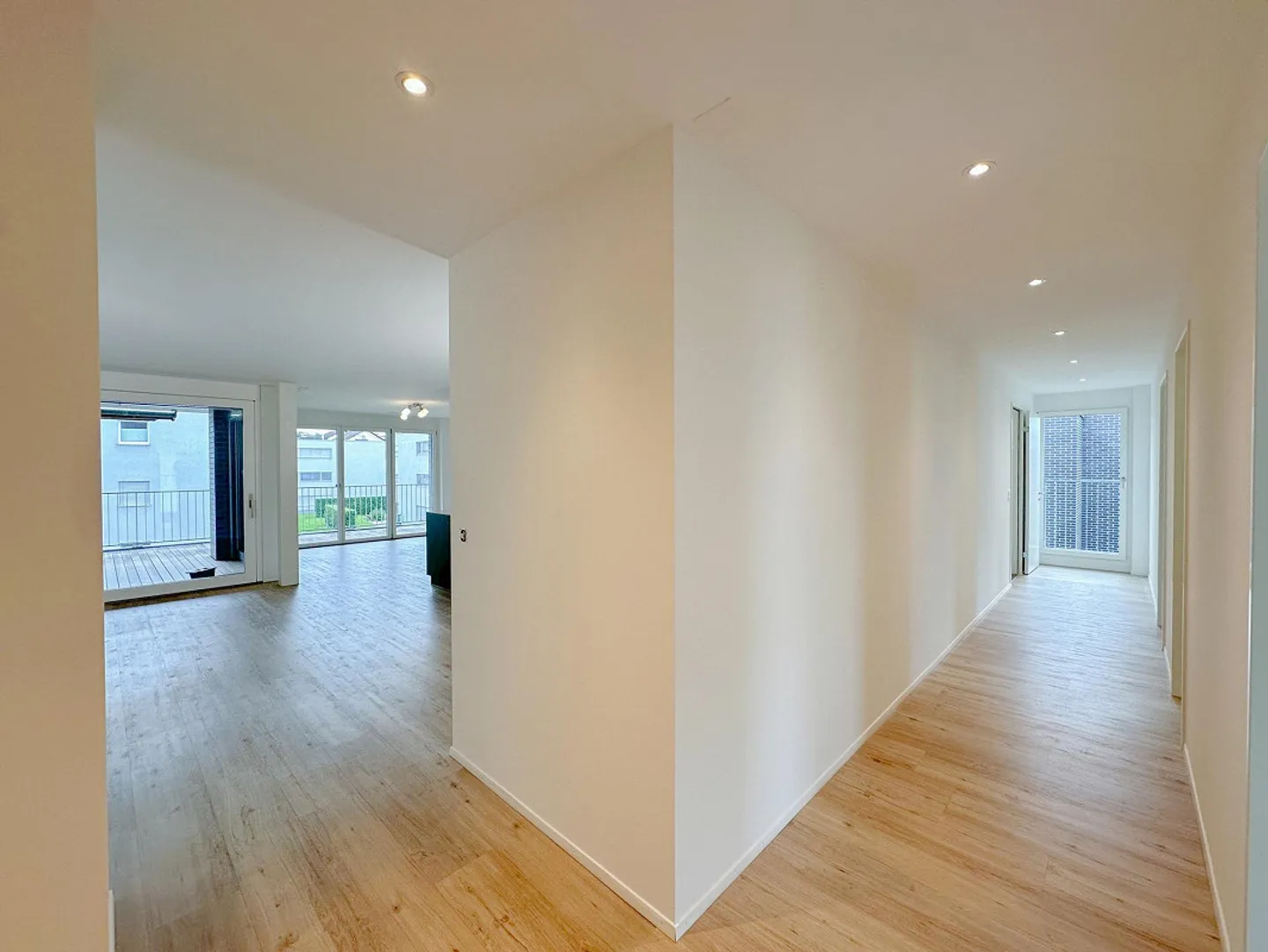 Condominium moderne avec grand balcon - Photo 5 sur 16