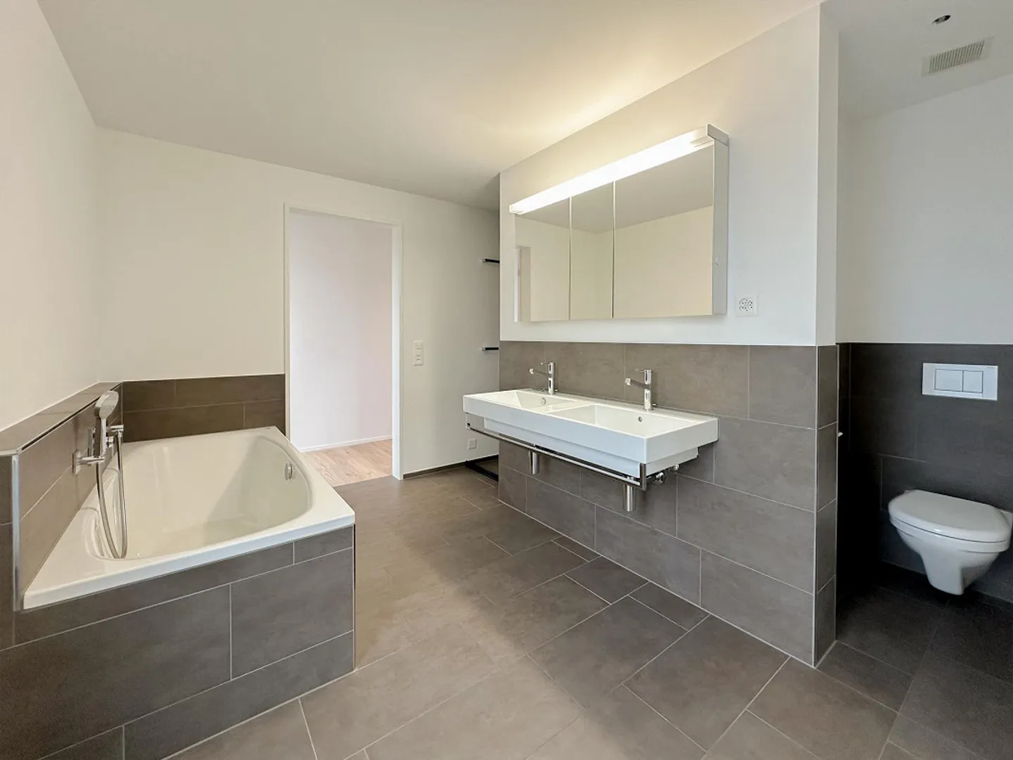 Condominium moderne avec grand balcon - Photo 8 sur 16