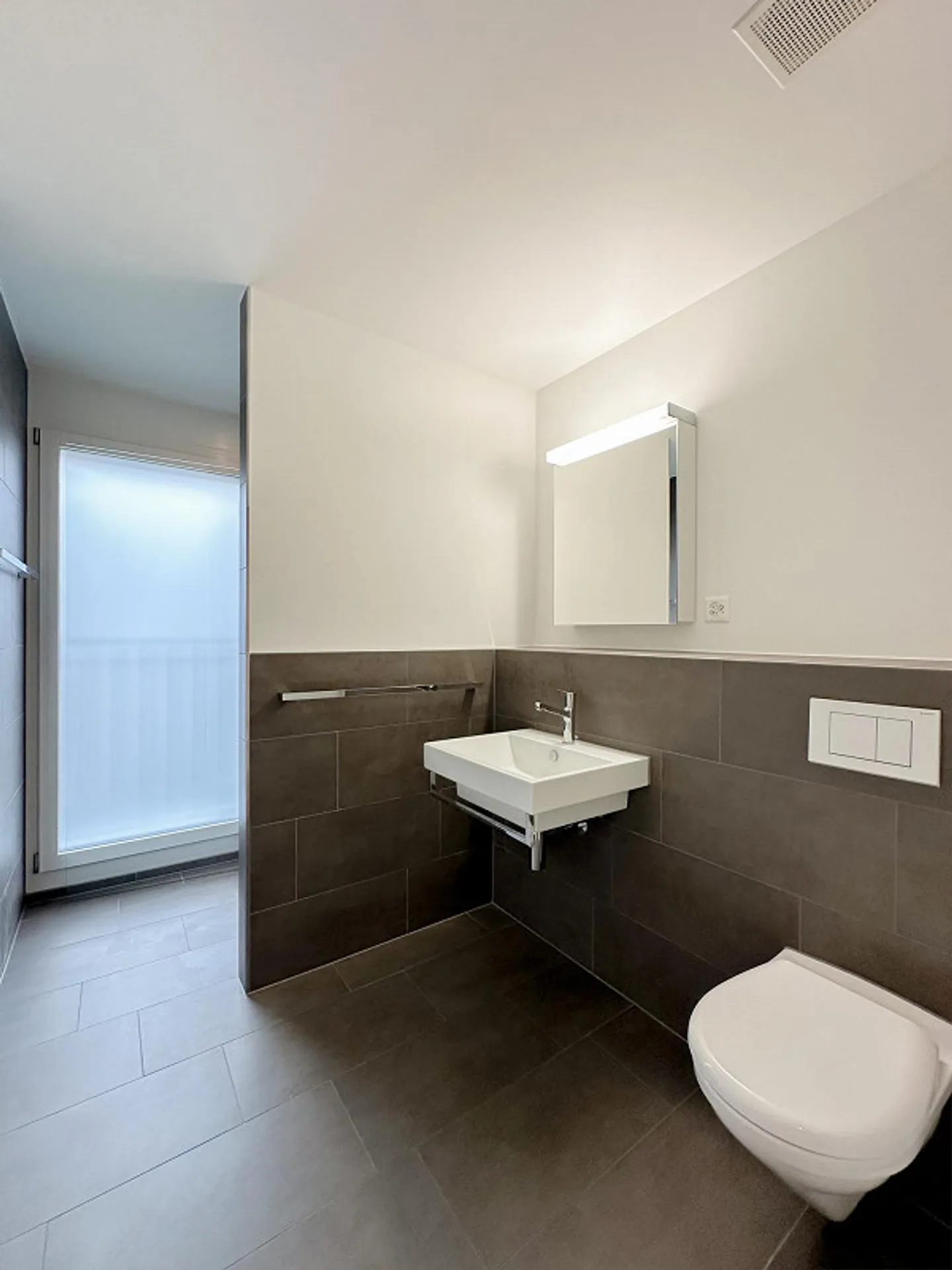 Condominium moderne avec grand balcon - Photo 11 sur 16