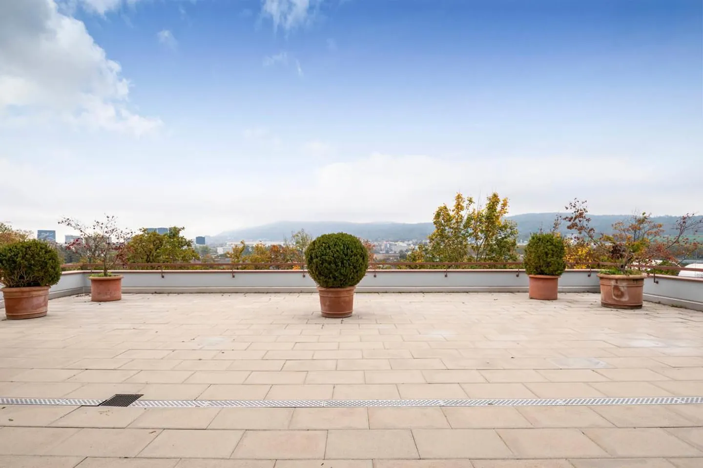 Oberengstringen: Ampio appartamento di 7 stanze con enorme terrazza - Foto 4 di 5