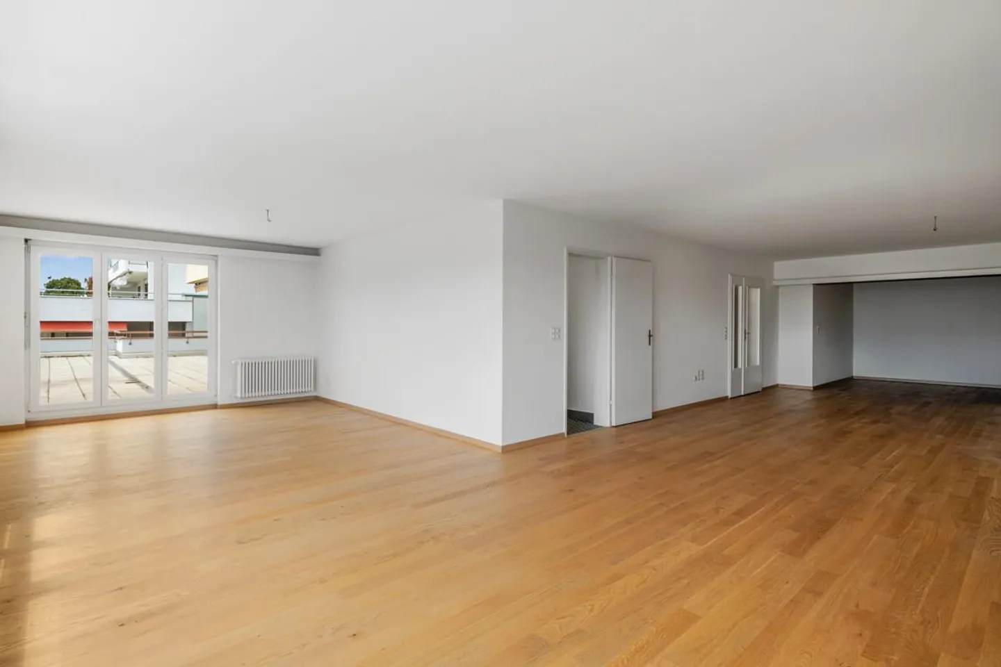 Oberengstringen: Ampio appartamento di 7 stanze con enorme terrazza - Foto 2 di 5