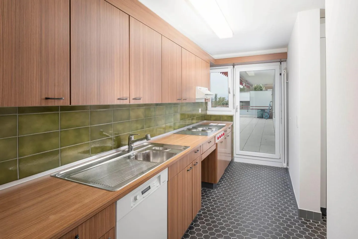 Oberengstringen: Ampio appartamento di 7 stanze con enorme terrazza - Foto 3 di 5