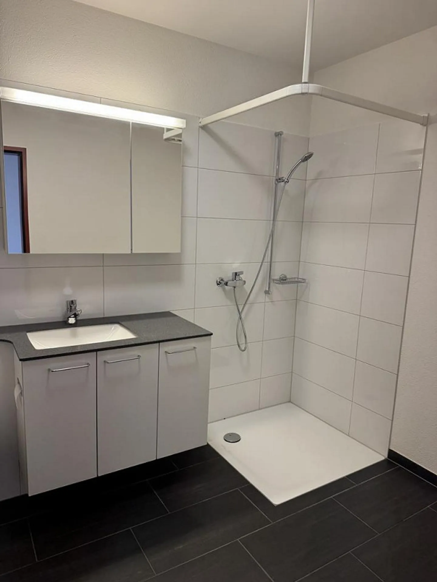 Votre appartement attrayant de 3 pièces près de la gare de Badischer - Photo 3 sur 9
