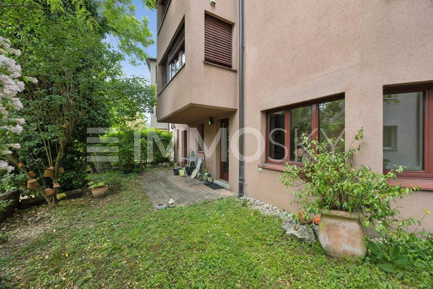 Individuel, central, avec beaucoup de verdure - votre nouveau chez-vous vous attend ! - Photo 3 sur 5