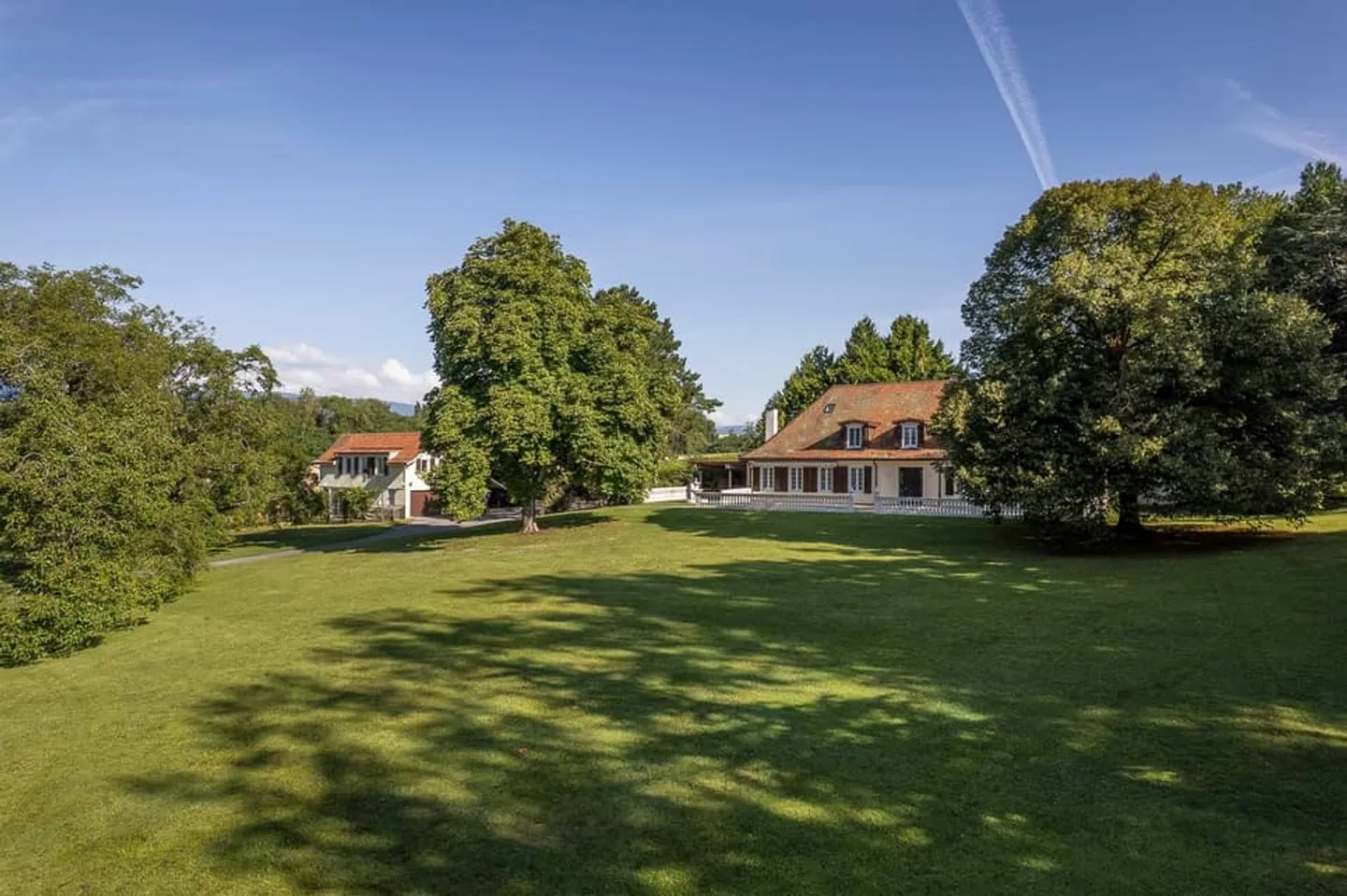 Eigenschaft von über 13.000 m² mit Nebengebäude und Schwimmbad - Foto 2 von 13
