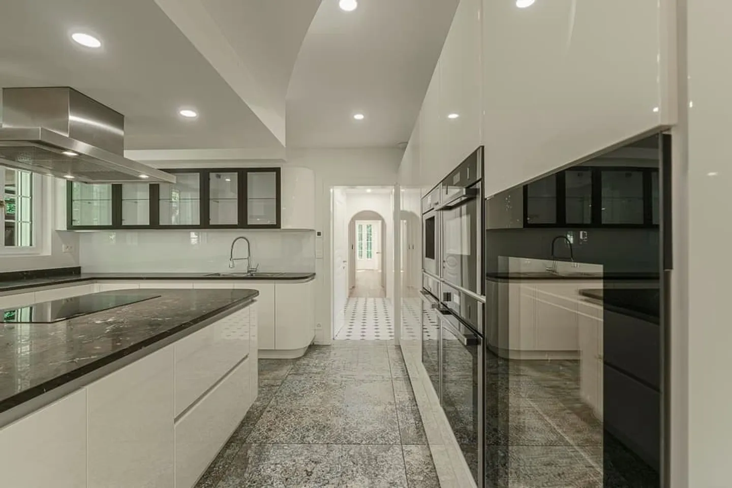 Eigenschaft von über 13.000 m² mit Nebengebäude und Schwimmbad - Foto 3 von 13