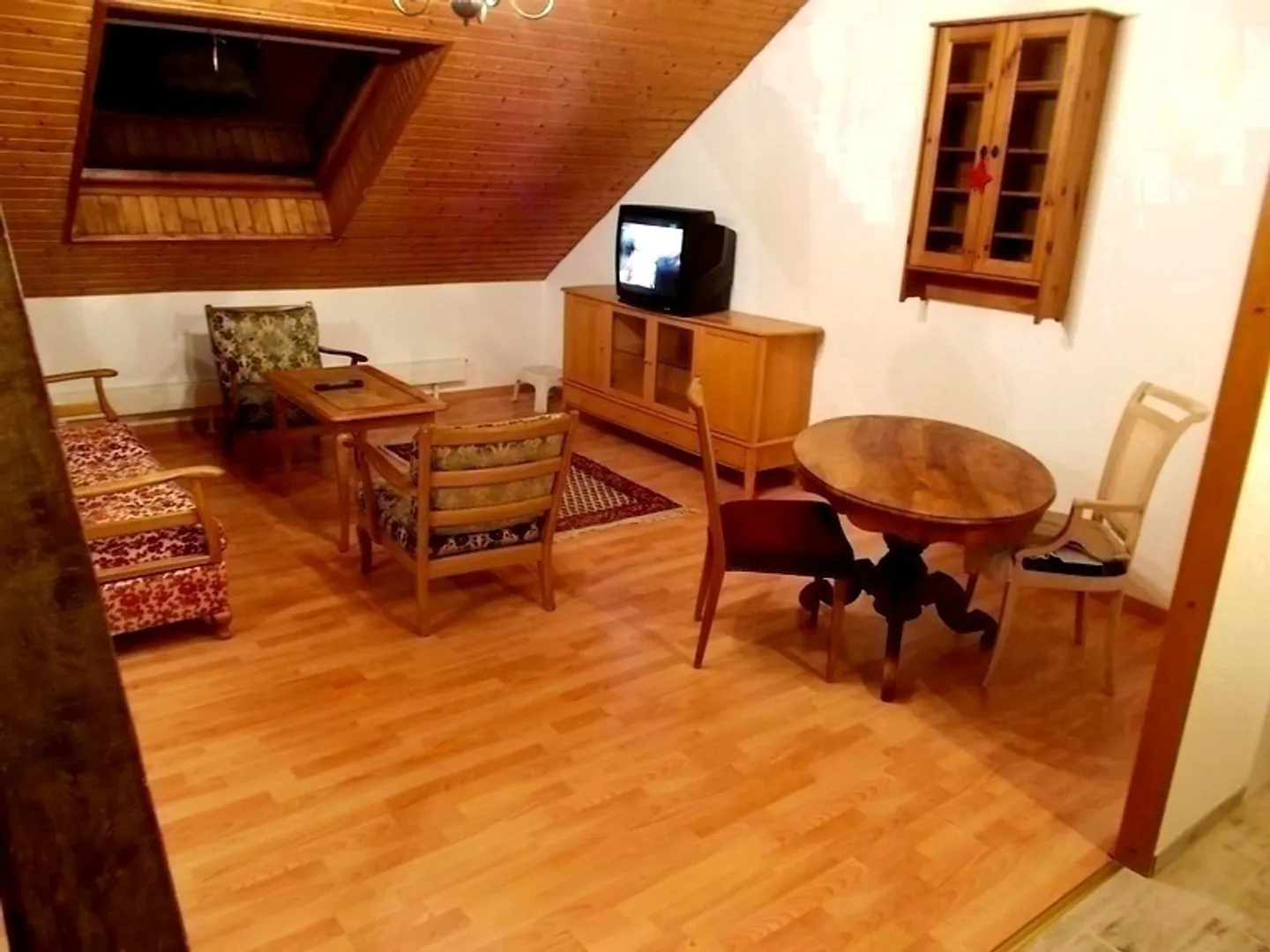 Cozy Attic Apartment in City - Photo 4 of 10