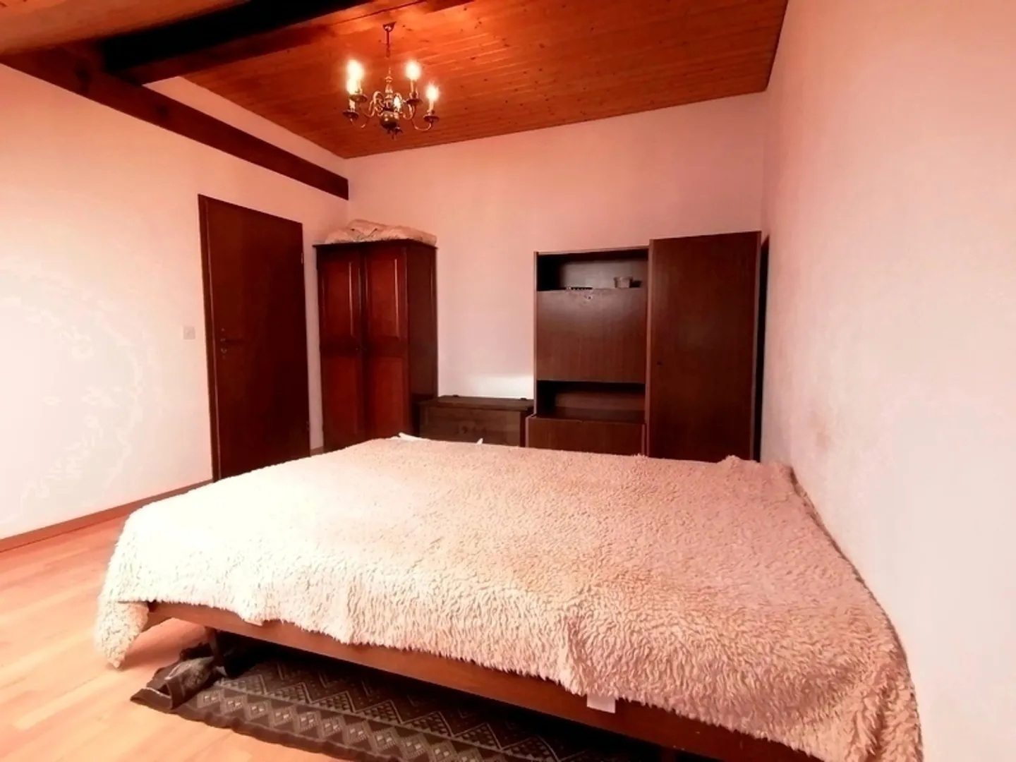 Cozy Attic Apartment in City - Photo 5 of 10
