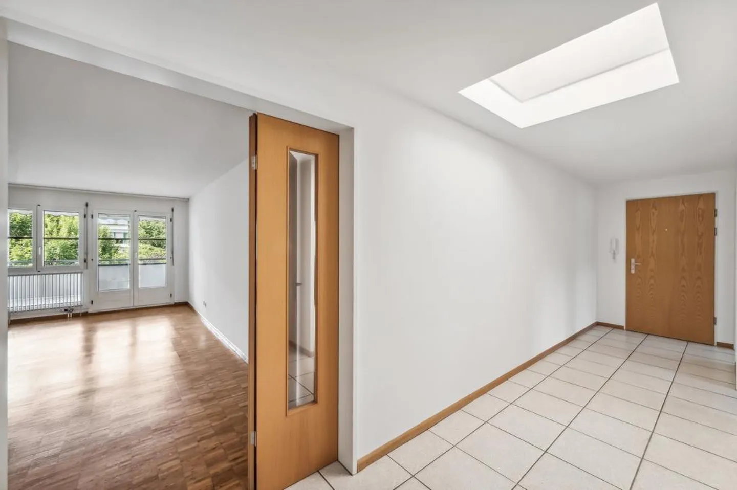 Appartamento luminoso di 4,5 stanze con sezione giardino privata - Foto 8 di 9