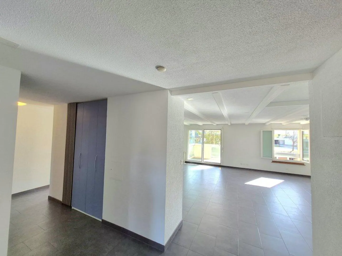 00078 - 5-Zimmer-Wohnung im 2. Stock, mit 2 Balkonen und einer Einzelgarage. - La Chaux-de-Fonds - Foto 2 von 9
