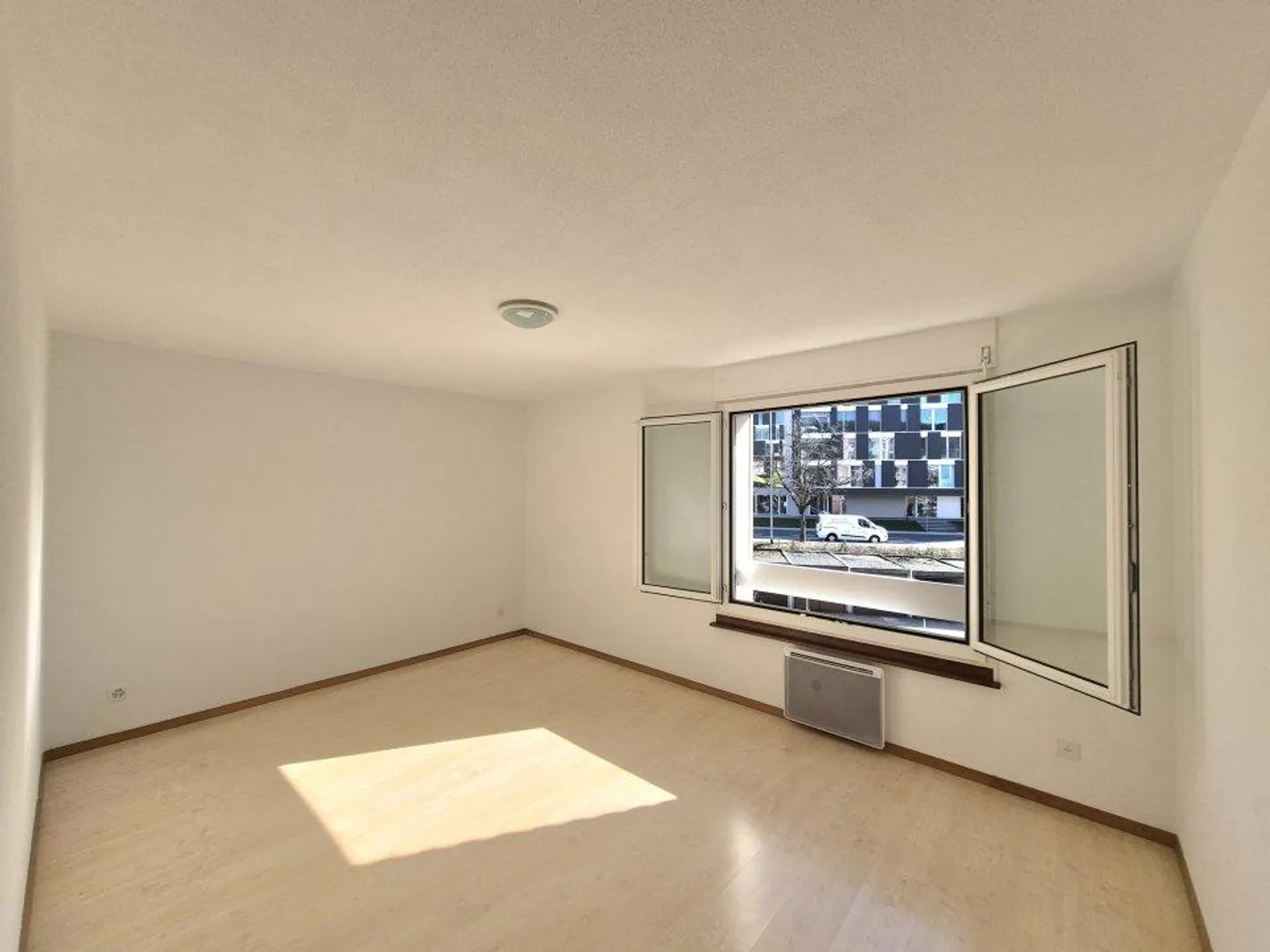 00078 - 5-Zimmer-Wohnung im 2. Stock, mit 2 Balkonen und einer Einzelgarage. - La Chaux-de-Fonds - Foto 6 von 9