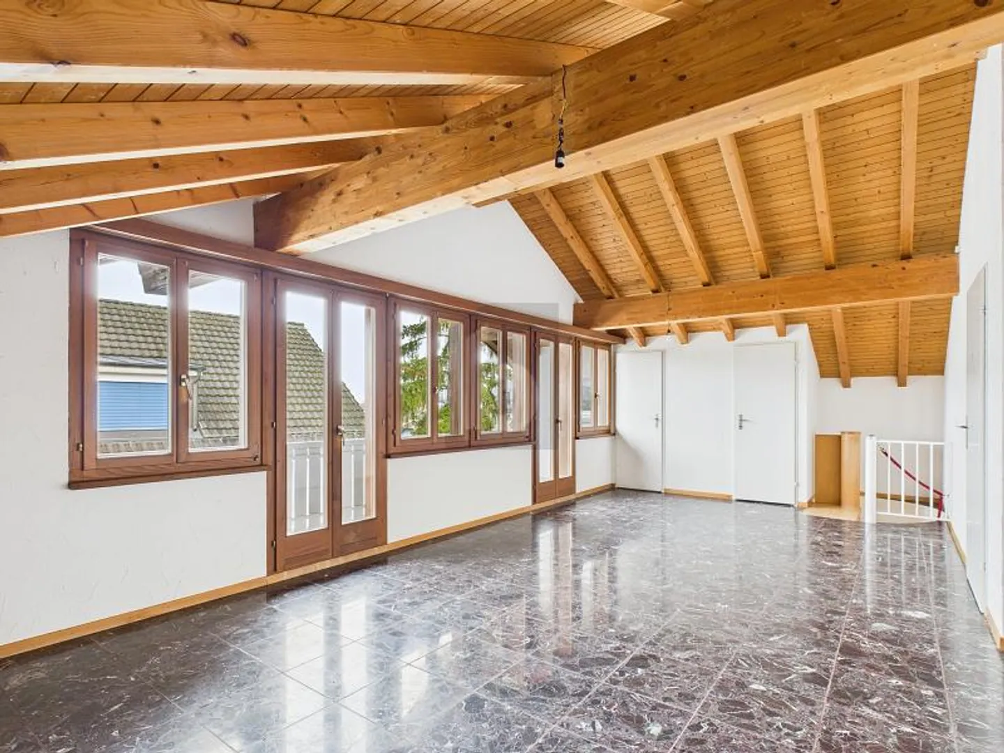 SEHR GROSSZÜGIGER GRUNDRISS MIT ZWEI BALKONEN - Foto 2 von 6