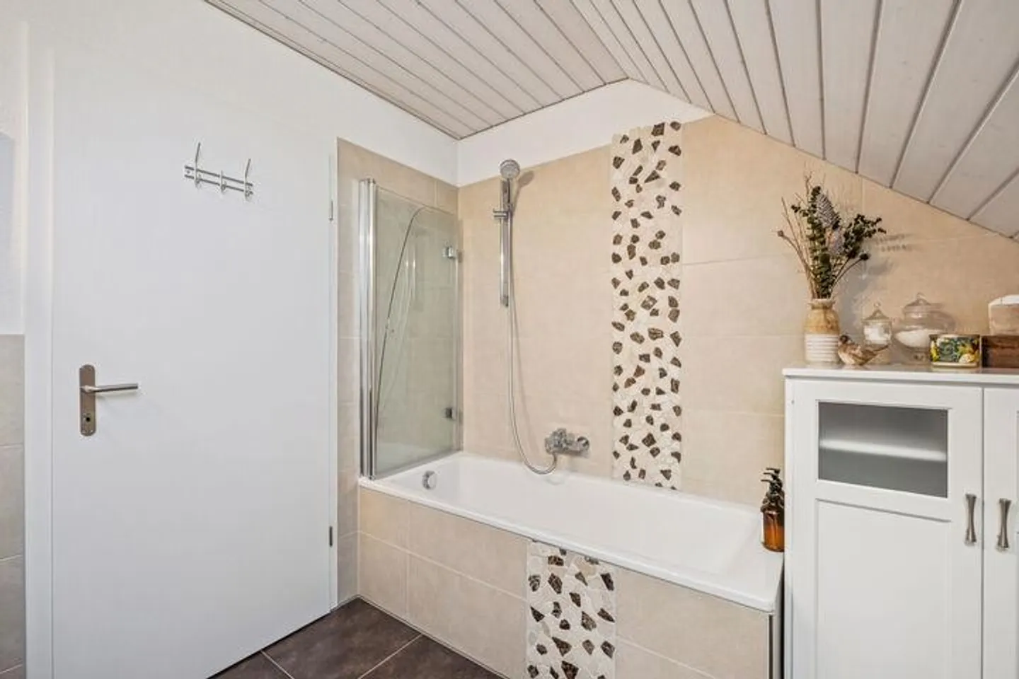 MODERN LIVING WITH TIMELESS ELEGANCE - Photo 6 of 7