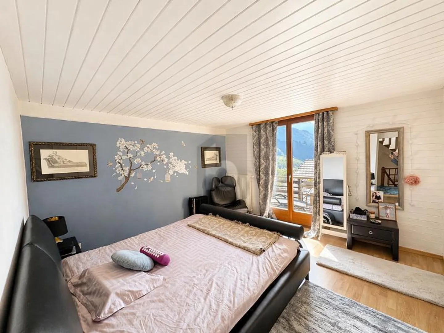 CALM, ELEGANT & LAKE VIEW - Photo 5 of 6