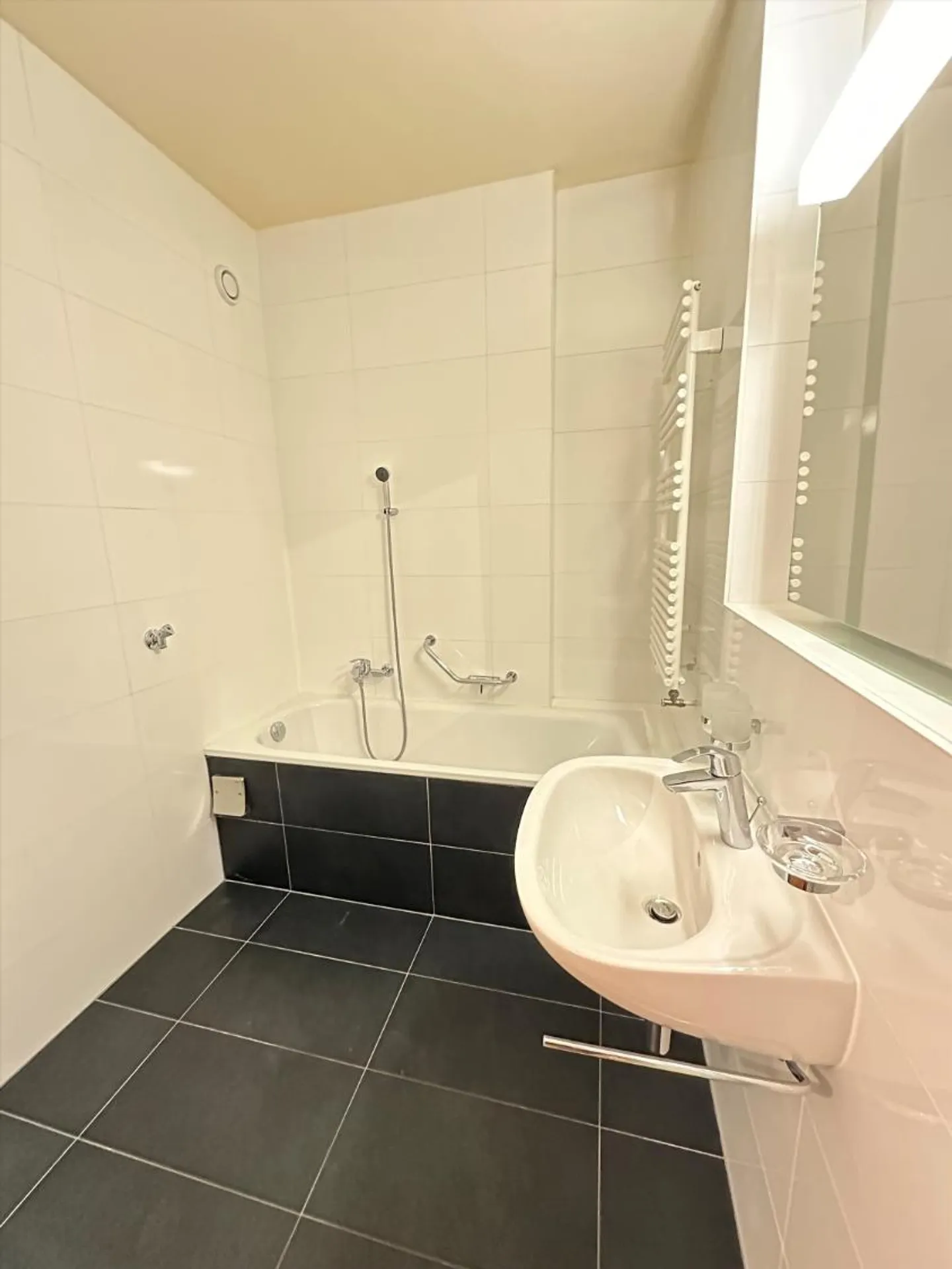Appartement plein de charme, Rue des Eaux-Vives - Photo 4 sur 7