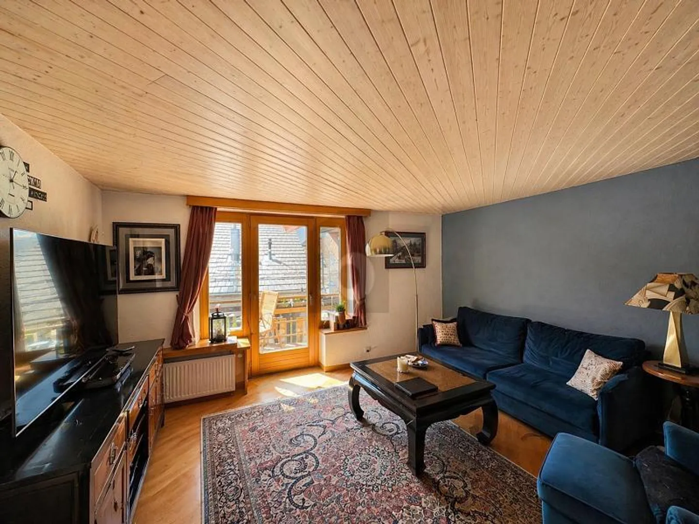 CALM, ELEGANT & LAKE VIEW - Photo 3 of 6