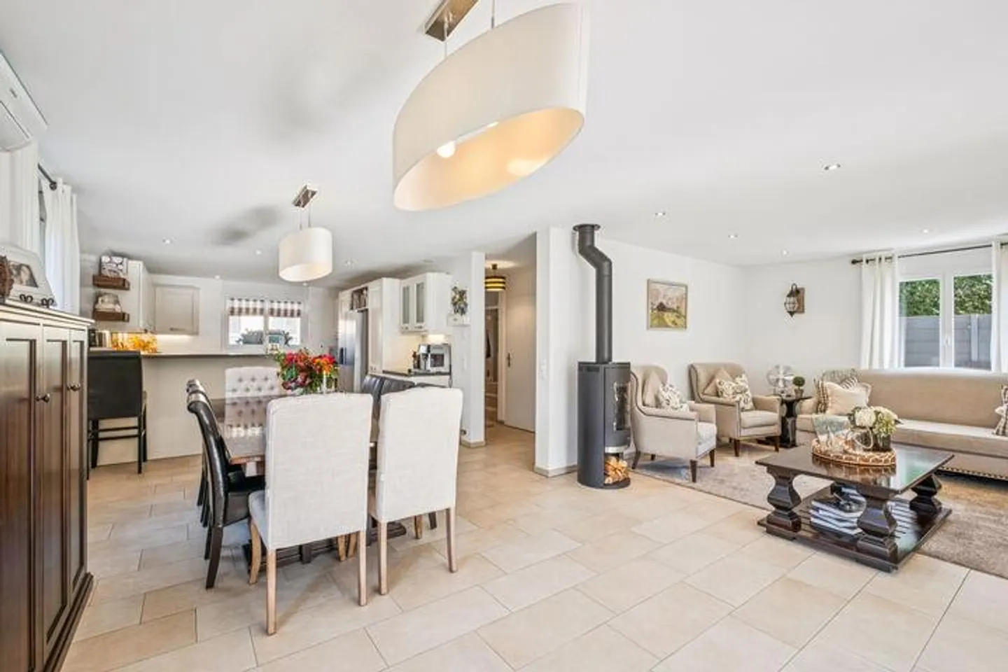 MODERN LIVING WITH TIMELESS ELEGANCE - Photo 3 of 7