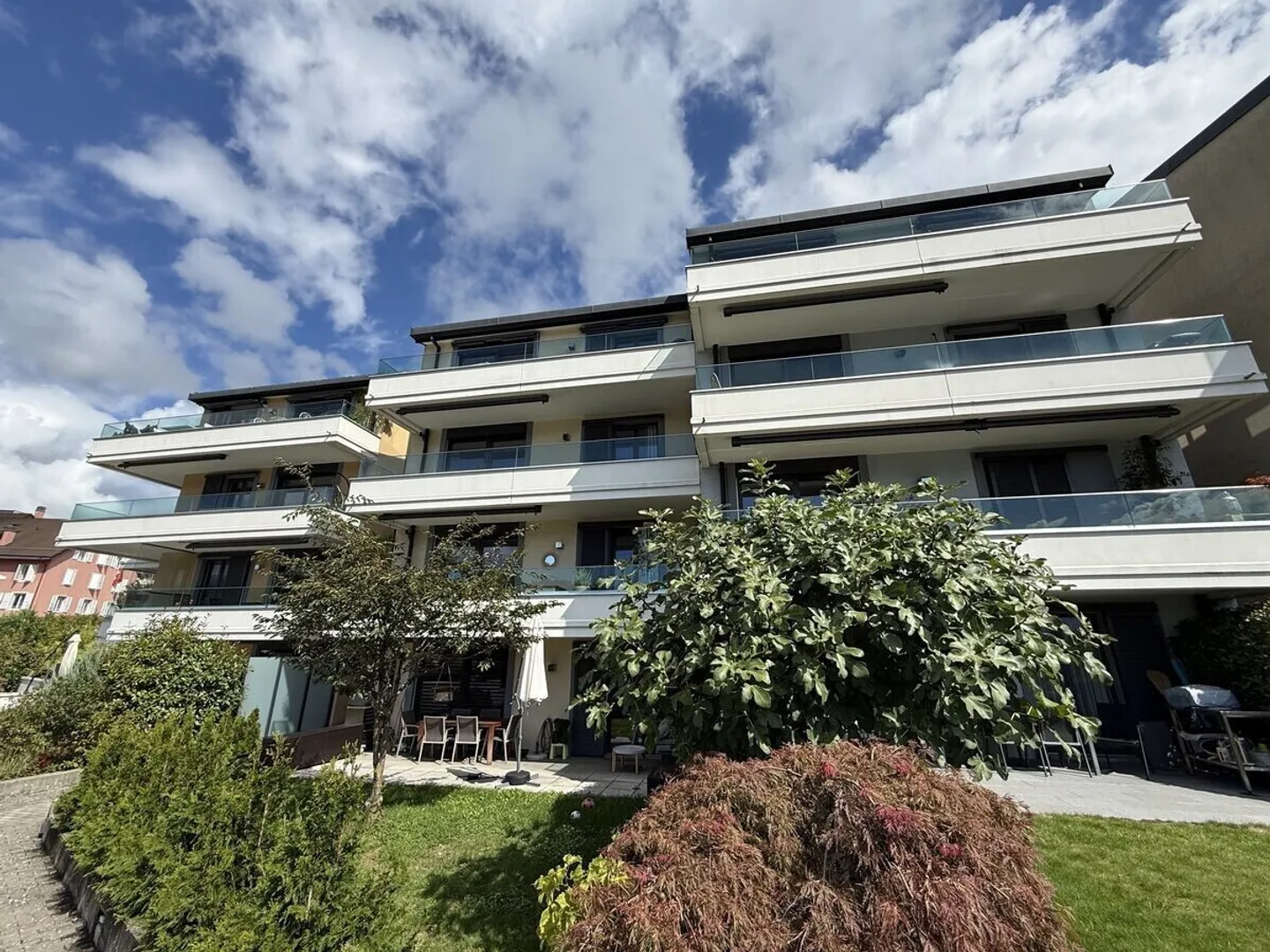 Charmante zeitgenössische 3,5-Zimmer-Wohnung mit Aussicht! - Foto 1 von 8