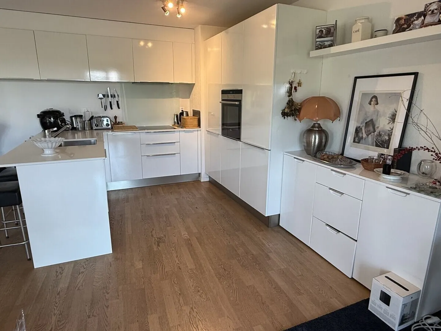 Charmante zeitgenössische 3,5-Zimmer-Wohnung mit Aussicht! - Foto 2 von 8