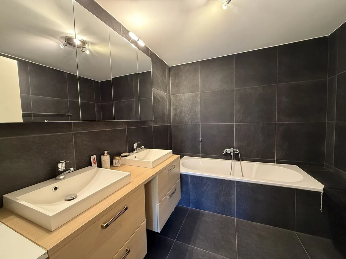 Charmante zeitgenössische 3,5-Zimmer-Wohnung mit Aussicht! - Foto 4 von 8