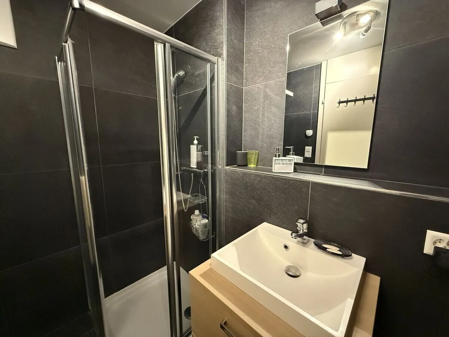 Charmante zeitgenössische 3,5-Zimmer-Wohnung mit Aussicht! - Foto 7 von 8