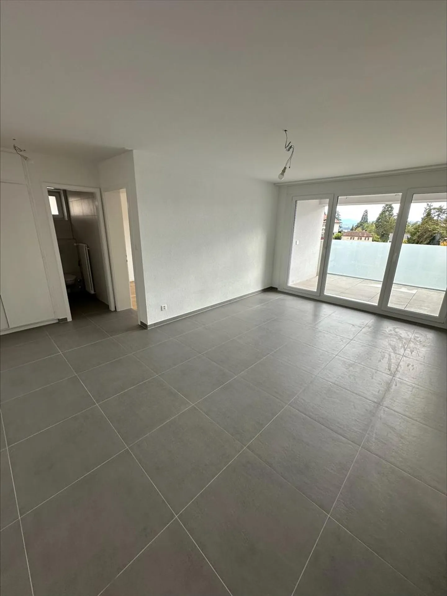 Logement de 3.0 pièces entièrement rénové idéalement situé à Neuchâtel - Photo 3 sur 11