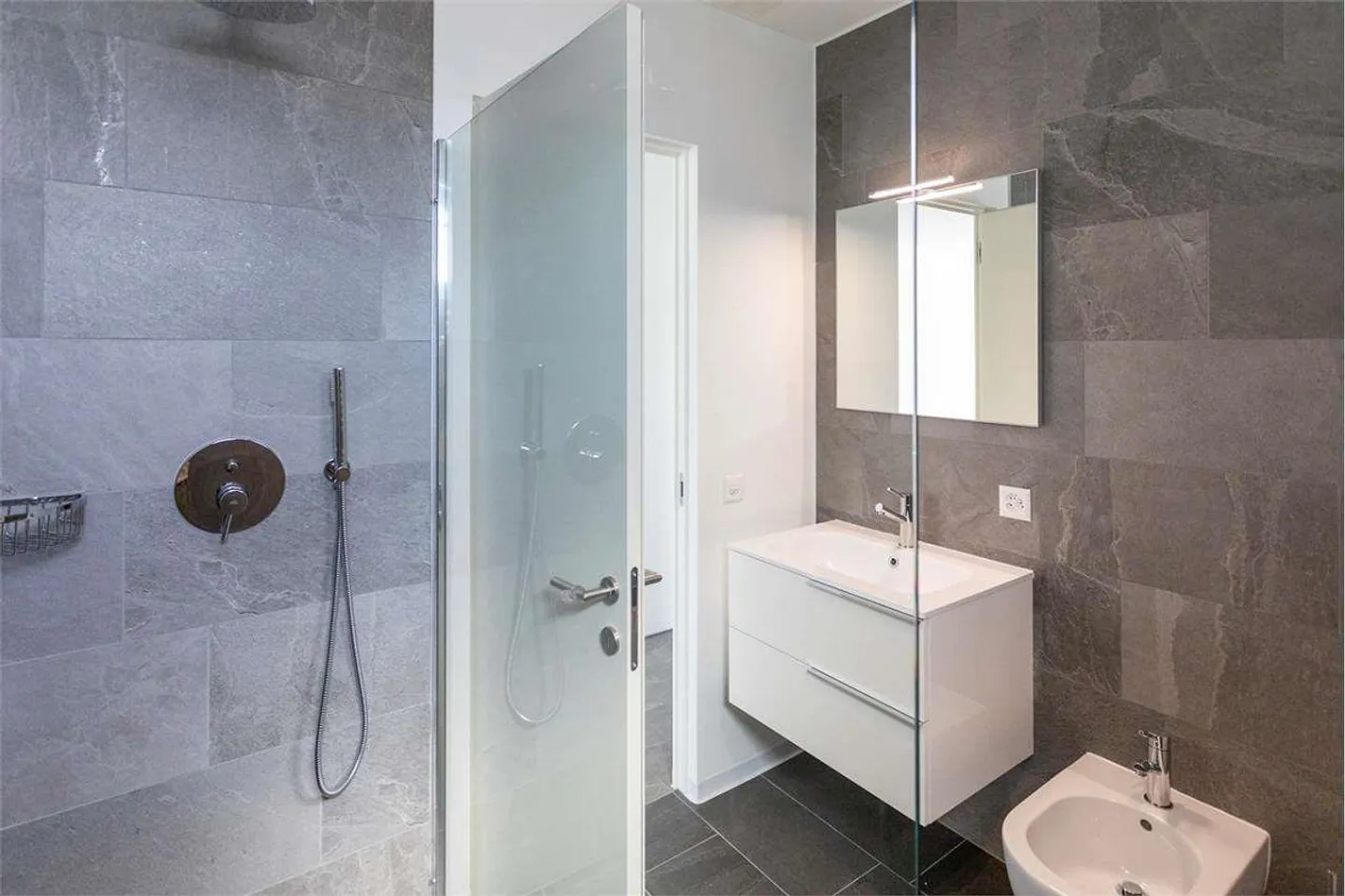 Ascona - Modern and Bright 2.5 Rooms - Photo 9 of 11