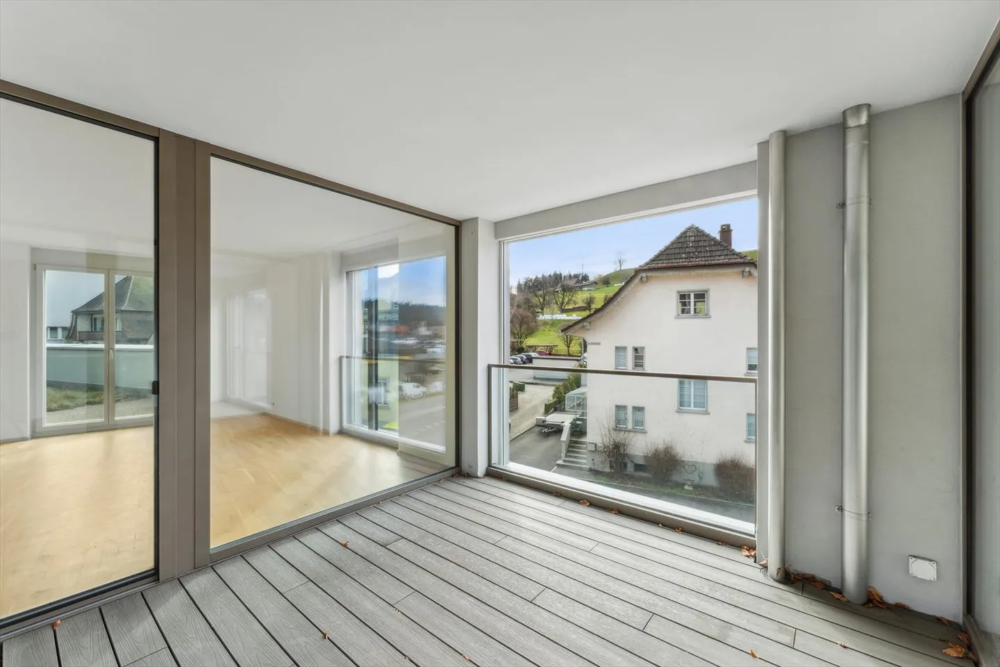 Vie moderne, loggia et espace de sièges - Photo 10 sur 11