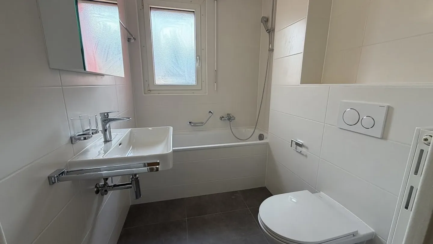 Fully renovated 2.5 room apartment - Photo 3 of 7
